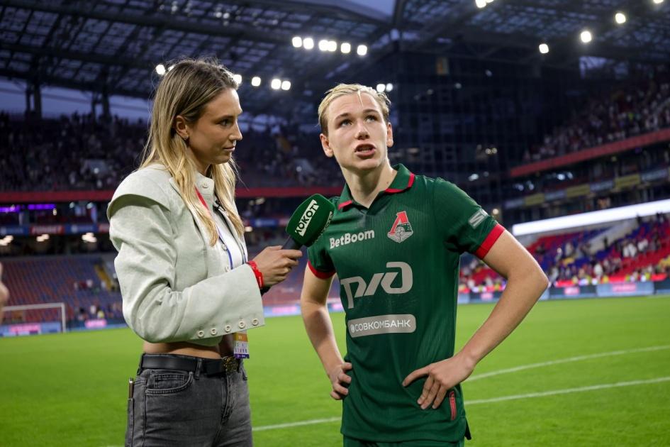 Pelatih Muda Ucapkan Selamat kepada Alexey Batrakov atas Kemenangan di Penghargaan "Pemain Muda Terbaik RPL"