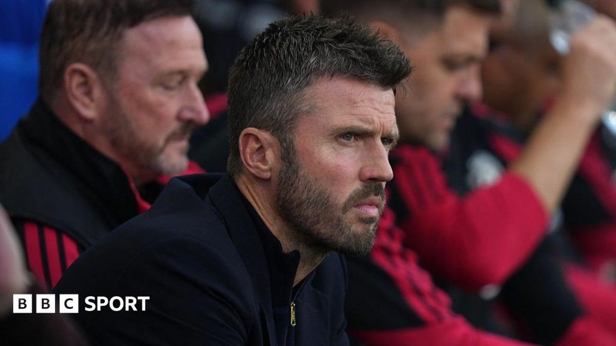 Man Utd: Michael Carrick Bela Pemain Setelah Komentar Gary