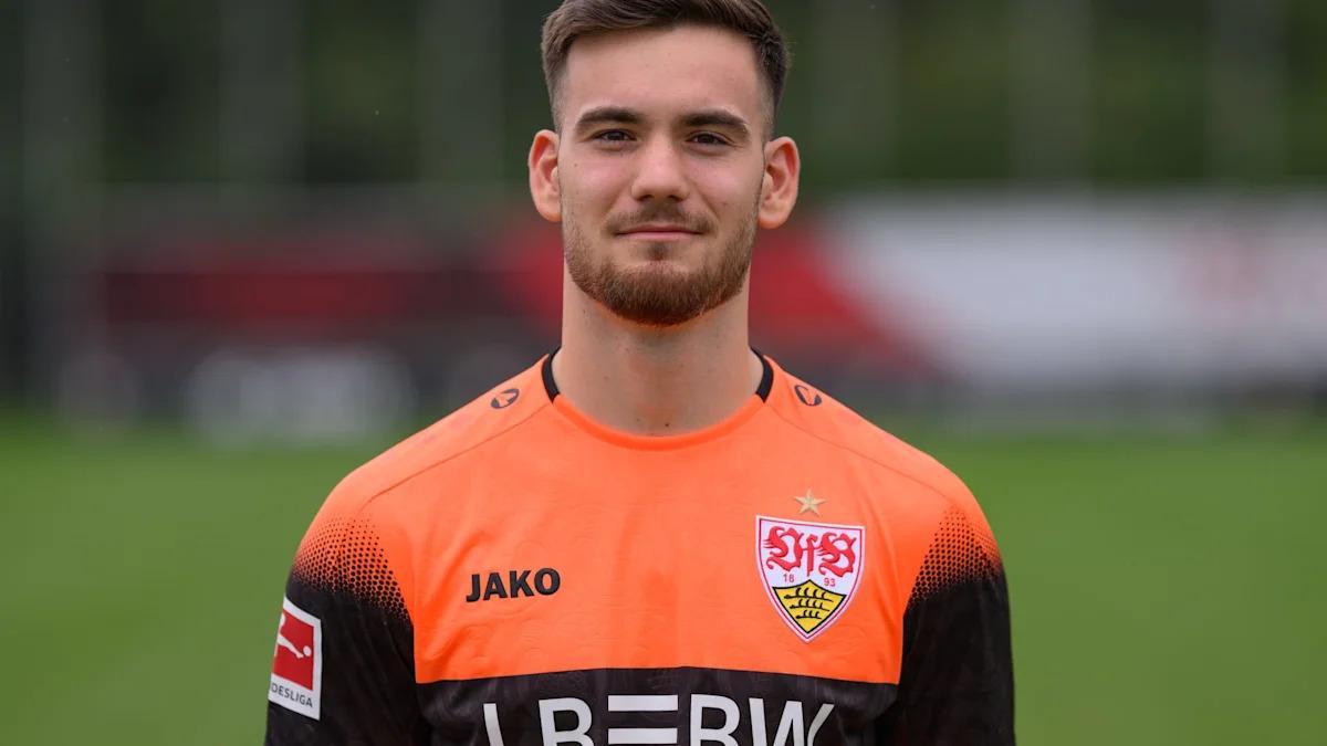Kiper VfB Stuttgart, Dennis Seimen, Menyaksikan Debut